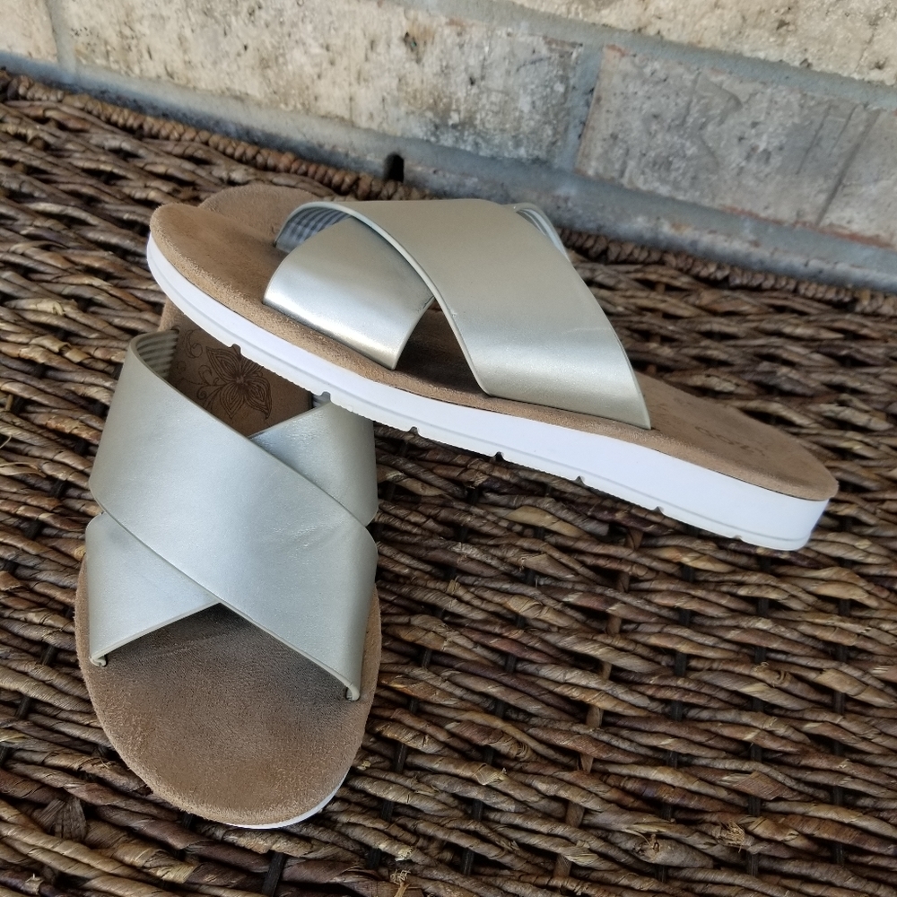 IZOD Alyssa Gold Crisscross Strap Slide Sandals (womens 6)